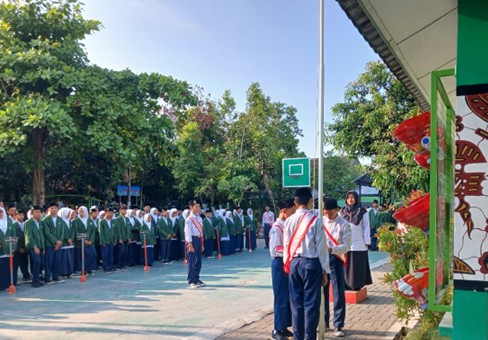 Upacara Rutin Hari Senin MTsN 9 Bantul, Pembina Upacara Tegaskan Pola Hidup Sehat